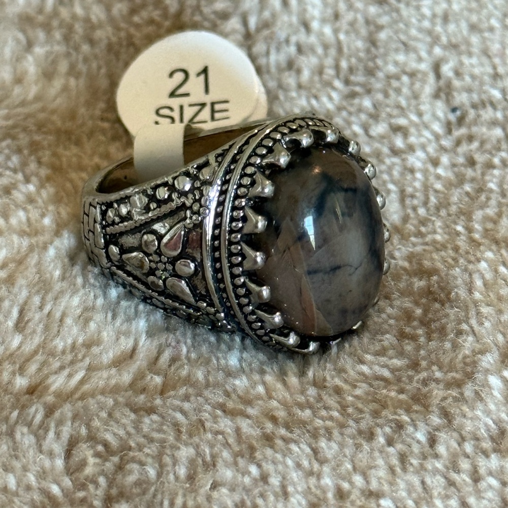Intricate Vintage Silver Ring with Natural Agate Stone